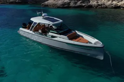 motorboot in helder blauwgroen water