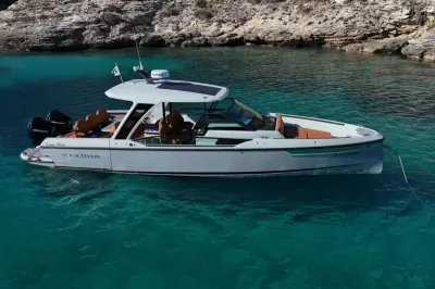 motorboot bij rotsachtige kust