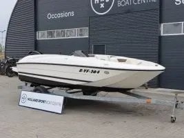 motorboot op trailer voor bedrijfsgebouw