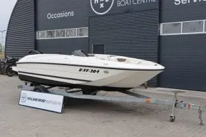 motorboot op trailer voor bedrijfsgebouw