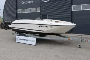 boot op trailer voor bedrijfsgebouw