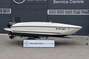 witte motorboot op trailer voor servicegebouw