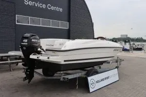 motorboot op trailer bij servicecentrum