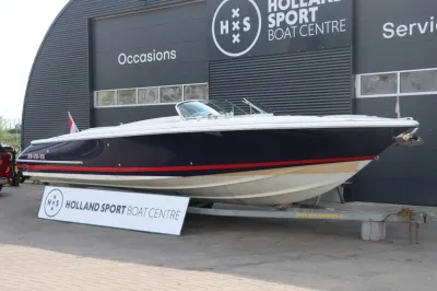 motorboot op trailer voor bedrijfsgebouw