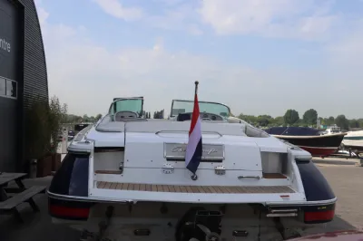 achterzijde van motorboot aan steiger