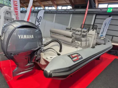 RIB-boot in showroom op rode vloer