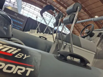 RIB-boot in expositieruimte