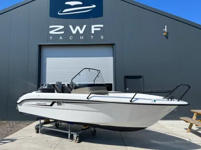 consoleboot buiten voor gebouw