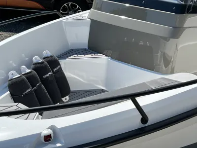 voorkant en zitgedeelte van een boot