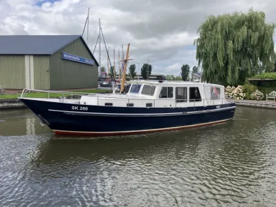 motorjacht liggend in kanaal bij aanlegsteiger