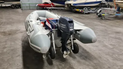 opgeslagen rubberboot met buitenboordmotor in loods