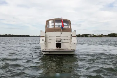 achterzijde van jacht op water