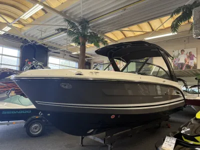 sportboot in binnenshowroom
