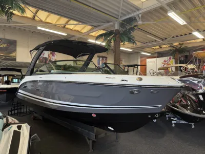 Boot in binnenshowroom