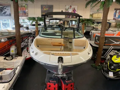 motorboot in showroom, vooraanzicht