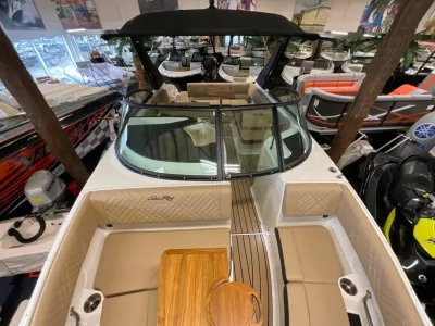 boot in showroom, voorste zitgedeelte