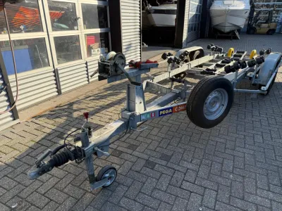 tandemas trailer met rollen op buitenlocatie