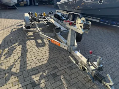 tandemasser trailer op stenen parkeerplaats