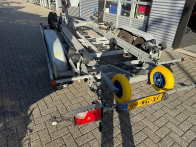 boottrailer op bestrating