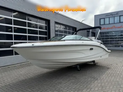 witte speedboot op trailer voor showroom