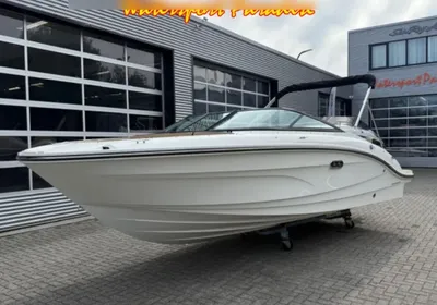 witte speedboot op trailer voor showroom