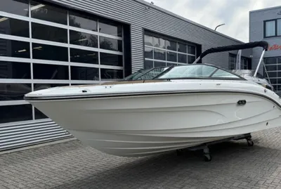 wit motorjacht bij showroompand