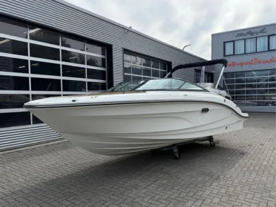 witte sportboot buiten bij showroom