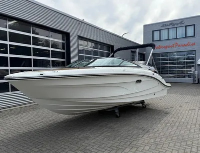 witte boot op trailer voor bedrijfsgebouw