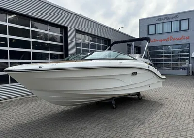 sportboot buiten bij showroom