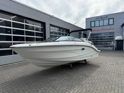 witte sportboot buiten bij bedrijfsgebouw