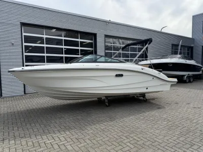 witte sportboot op bokken bij showroom