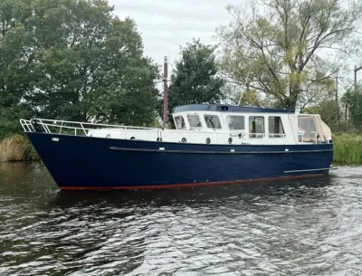 motorjacht op water bij beboste oever