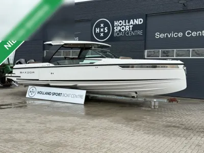 wit motorjacht op trailer voor bedrijfsgebouw