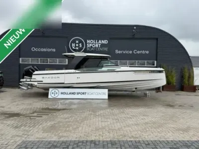 boot bij bedrijfsgebouw op kade