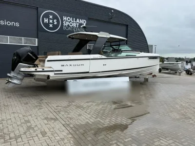 motorboot buiten bij bootcentrum