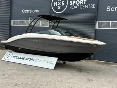 sportboot naast bedrijfsgebouw op trailer