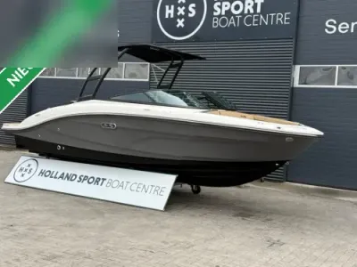 sportboot naast bedrijfsgebouw op trailer