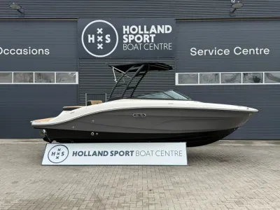sportboot naast een bootcentrum gebouw