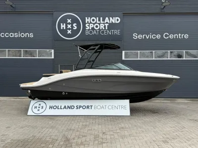 Sportboot op display voor bootcentrum