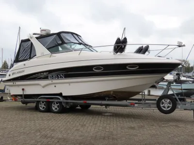 motorboot op trailer in jachthaven