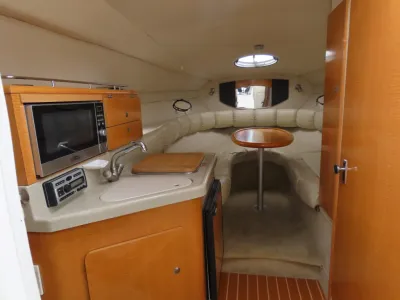 kajuitinterieur met zithoek en kombuis