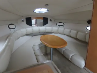 bootcabine met zithoek en tafel