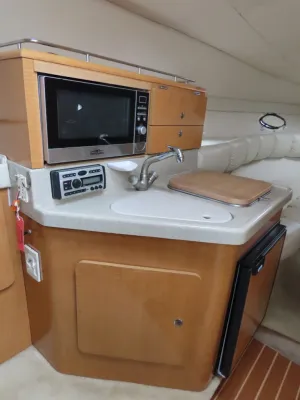 kombuis en aanrecht in bootinterieur