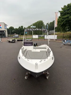 Witte boot vooraanzicht op parkeerplaats