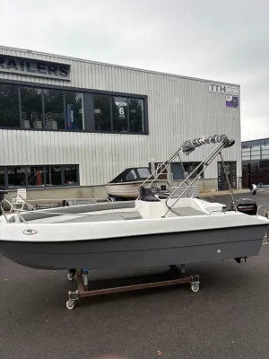 open boot op kar voor bedrijfsgebouw