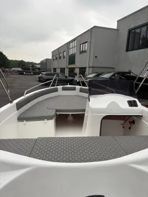 voorzijde boot met kussens op opslagterrein