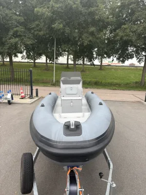 RIB op trailer op parkeerplaats