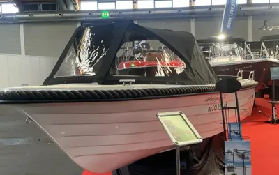 sloep in binnenbeurs met kap