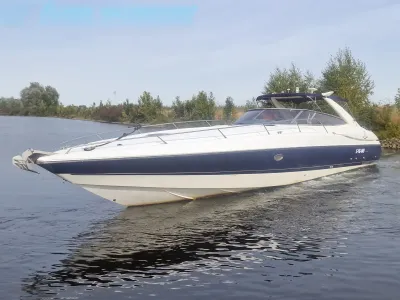 sportieve speedcruiser in het water