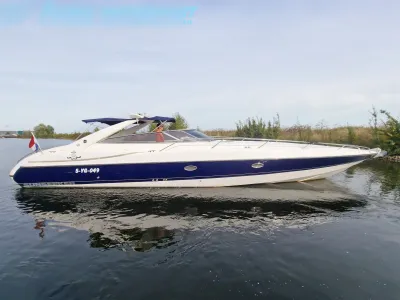witte en blauwe speedcruiser op het water